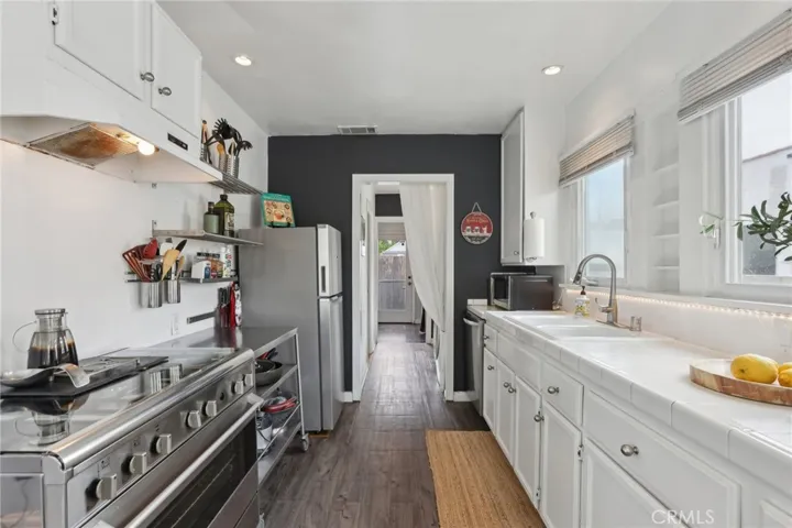 1541 Ellsmere Avenue, Los Angeles, California 90019