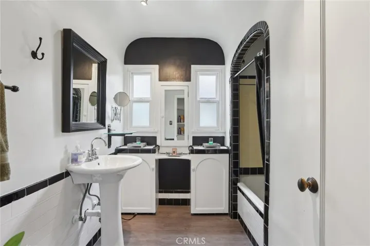 1541 Ellsmere Avenue, Los Angeles, California 90019