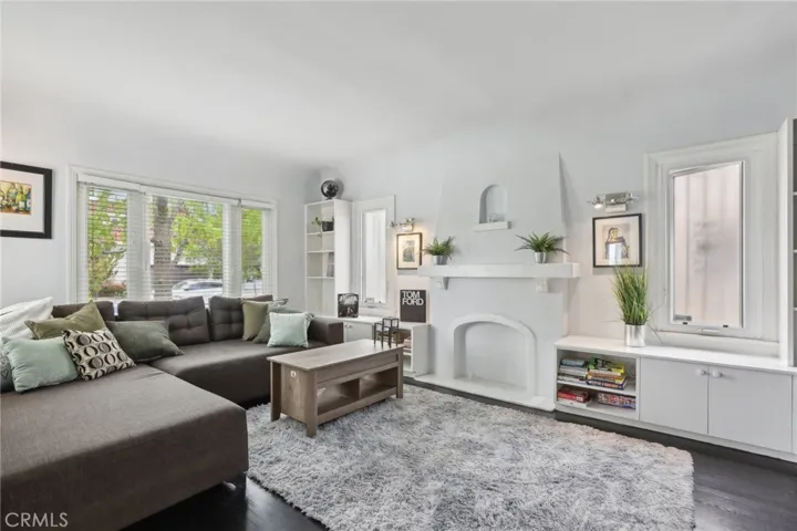 1541 Ellsmere Avenue, Los Angeles, California 90019