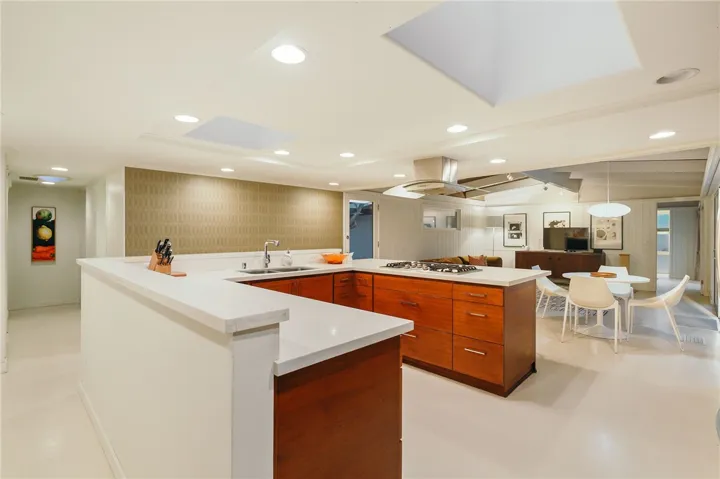 6944 Crest Rd., Rancho Palos Verdes, California 90275