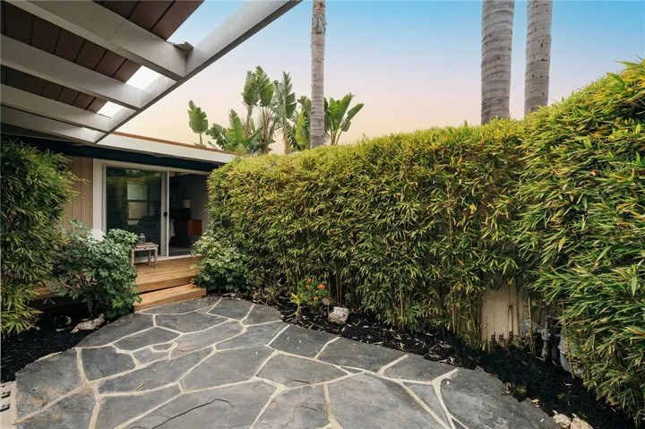 6944 Crest Rd., Rancho Palos Verdes, California 90275