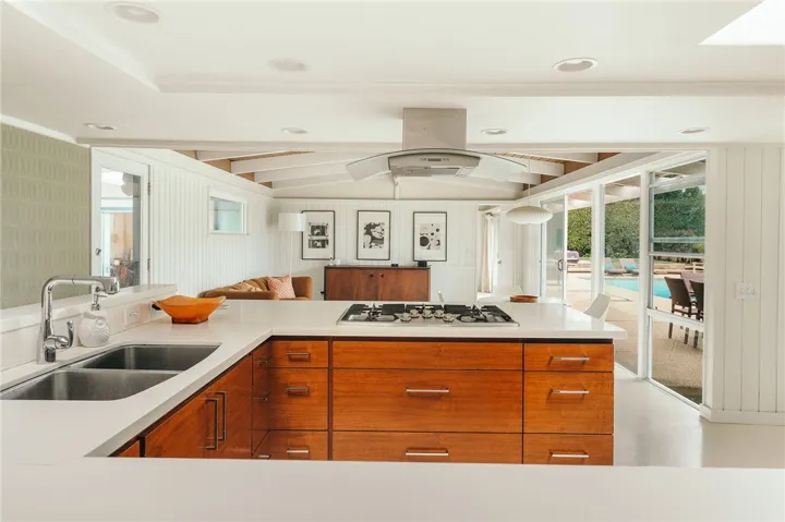 6944 Crest Rd., Rancho Palos Verdes, California 90275