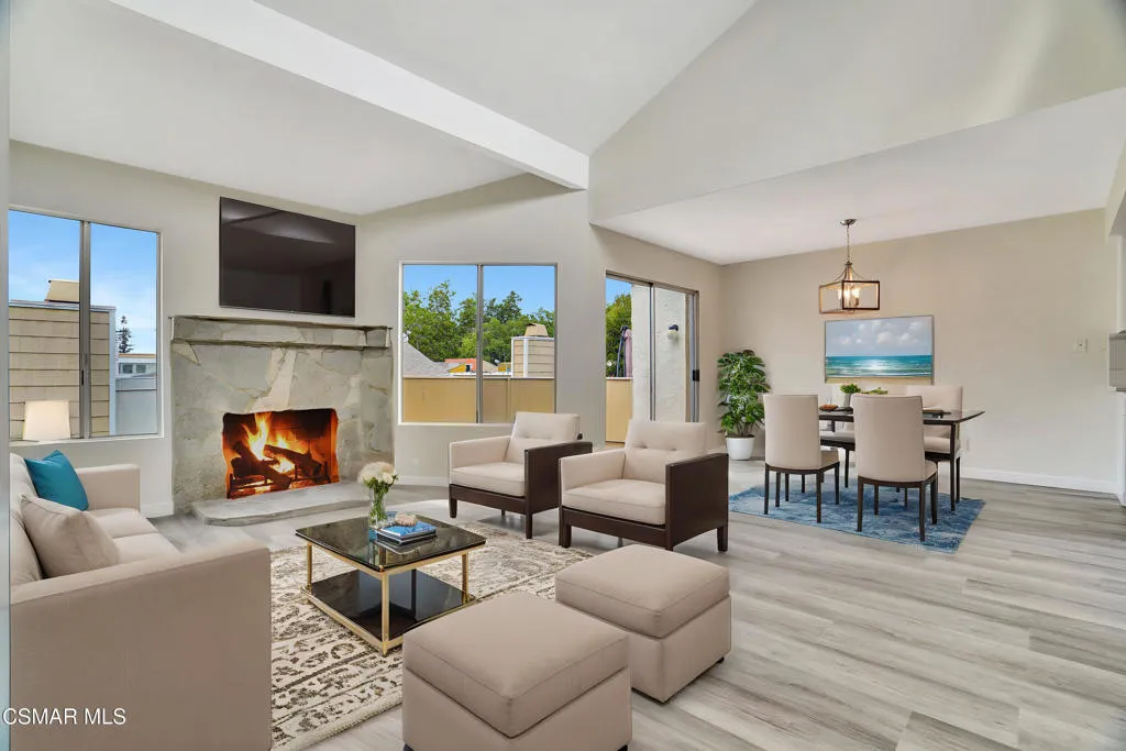 18408 Hatteras Street 32, Tarzana, California 91356, 2 Bedrooms Bedrooms, ,1 BathroomBathrooms,Residential,For Sale,Hatteras,225001911
