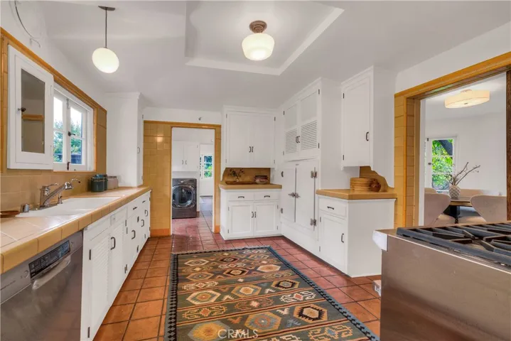 Kitcen wit stainless appliances.