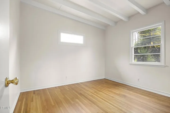 25-web-or-mls-UpmarketMedia_1954V-63
