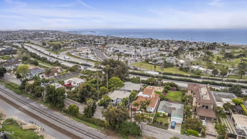 53-web-or-mls-UpmarketMedia_1954V_AER-33