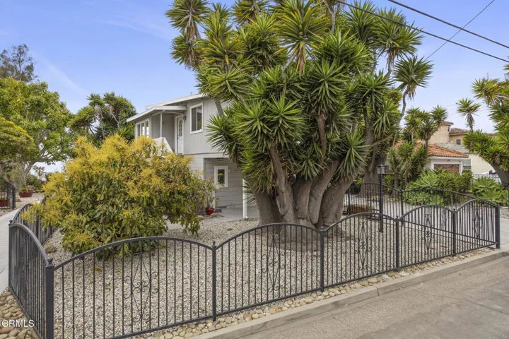 43-web-or-mls-UpmarketMedia_1954V-128