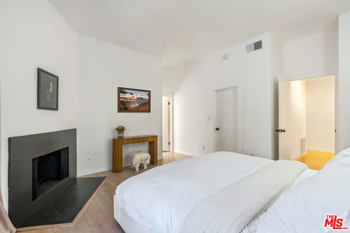 12030 Valleyheart Drive 101, Studio City, California 91604