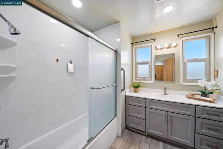 Hall Bathroom - Primary