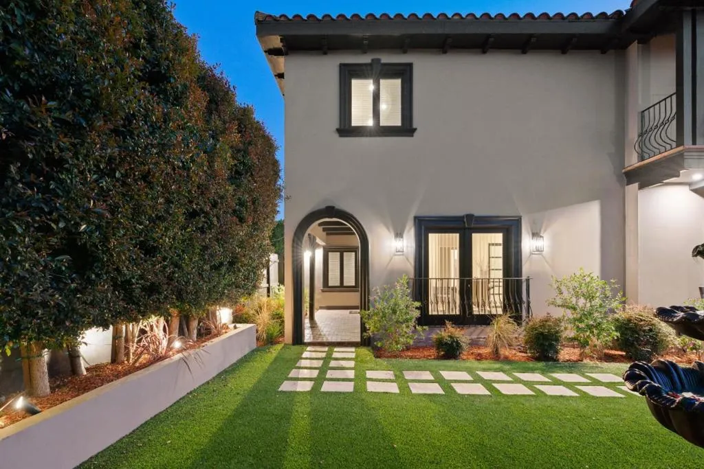 5558 Edgewood Place, Los Angeles, California 90019 home-pic-1