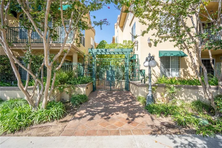 17809 Halsted Street 211, Northridge, California 91325