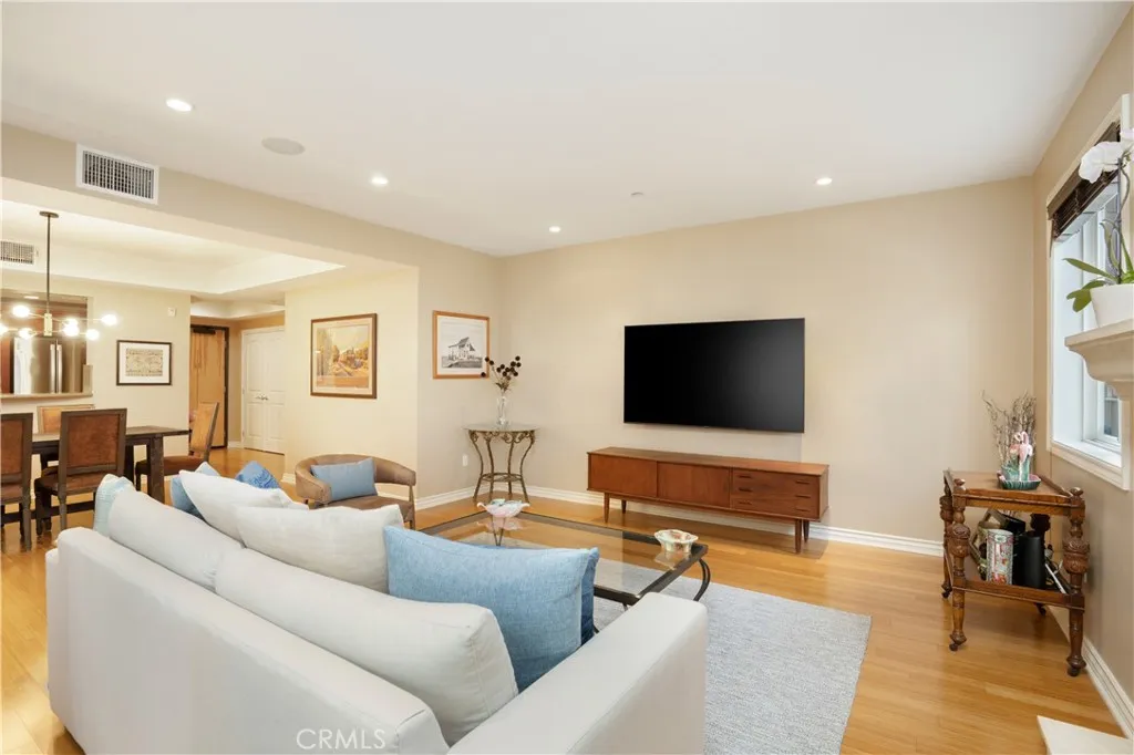 305 Arnaz Drive 103, Los Angeles, California 90048 home-pic-4