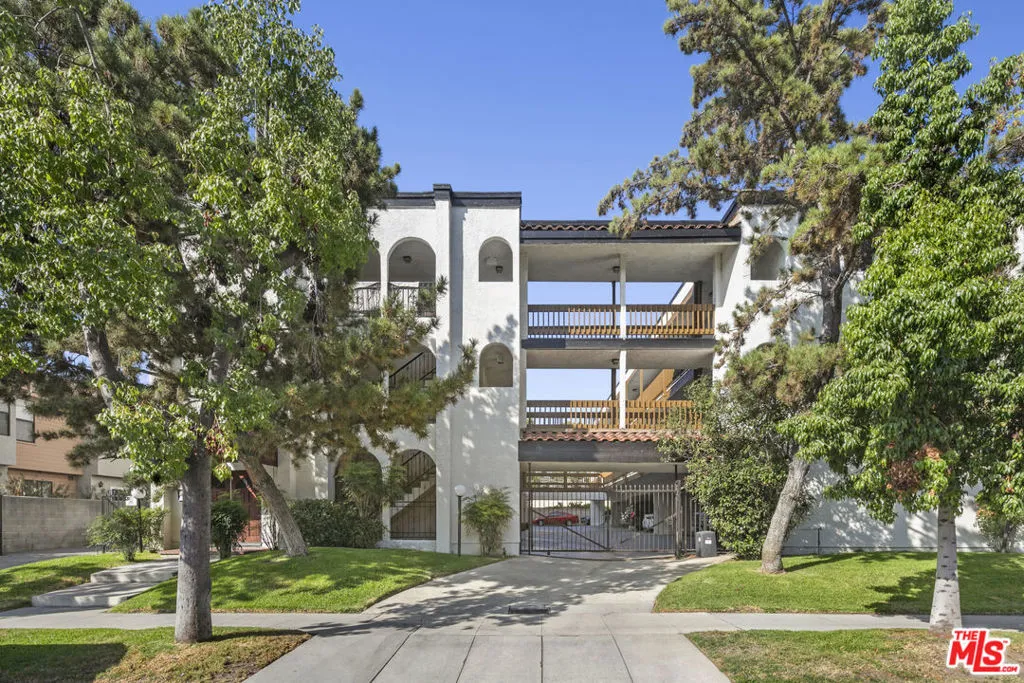 629 E Elk Avenue, Glendale, California 91205, 22 Bedrooms Bedrooms, ,14 BathroomsBathrooms,Residential Income,For Sale,Elk,25527929