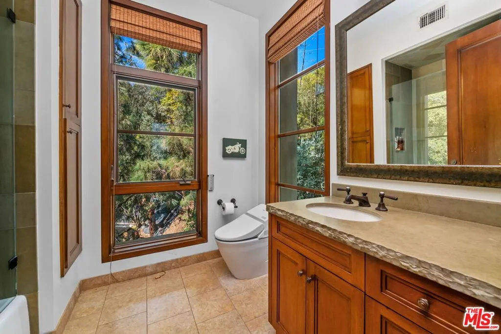 1810 Mango Way, Los Angeles, California 90049 home-pic-25