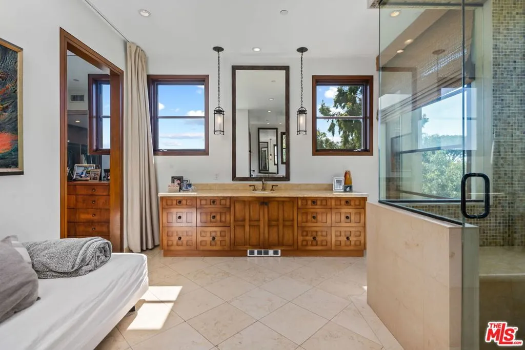 1810 Mango Way, Los Angeles, California 90049 home-pic-22