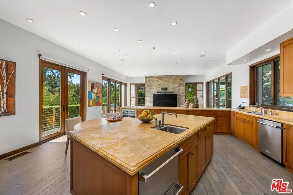 1810 Mango Way, Los Angeles, California 90049 home-pic-12