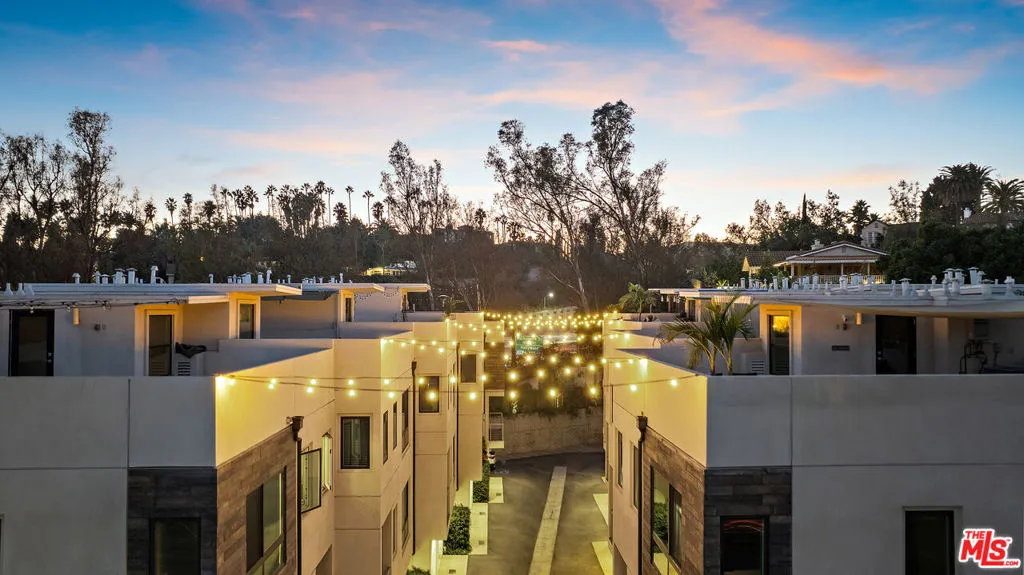 2111 N Cahuenga Boulevard 1, Los Angeles, California 90068 home-pic-40