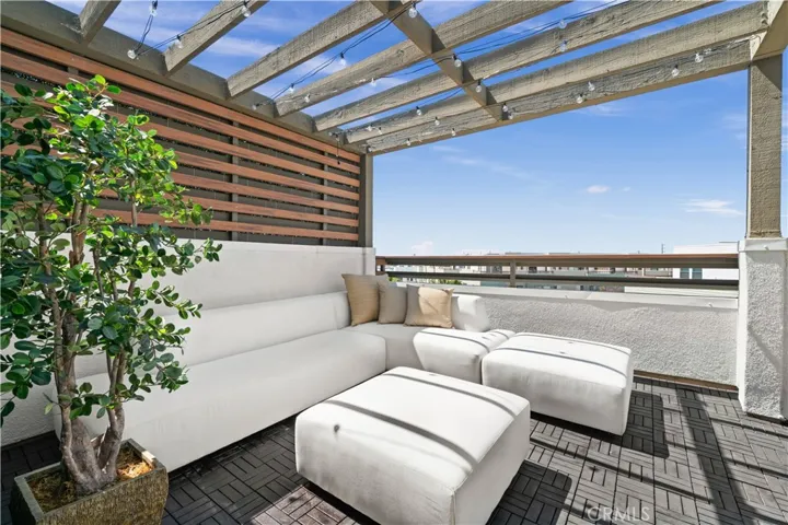 Rooftop deck, west facing for cool breezes and stunning sunsets