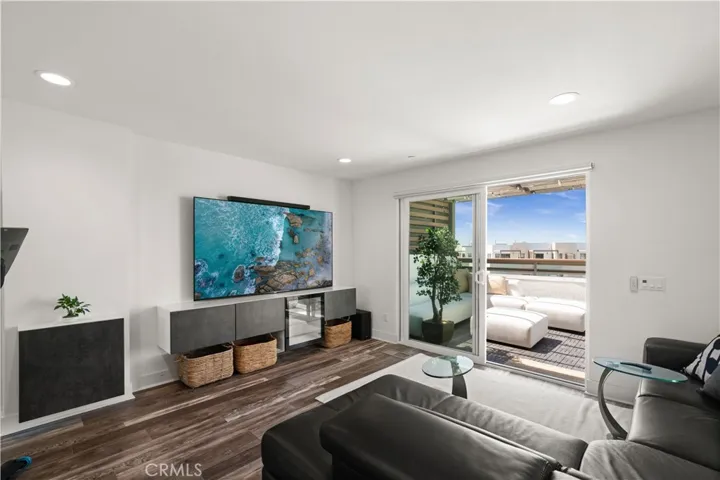 Fourth level espansive loft with rooftop deck and balcony