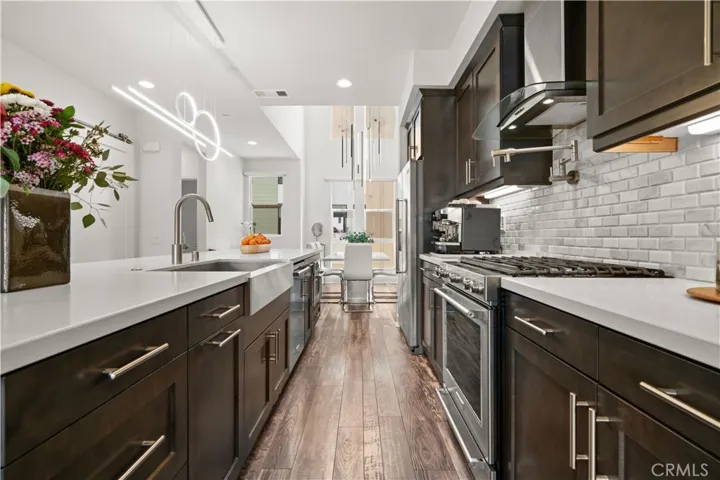 Designer lighting, full backsplash