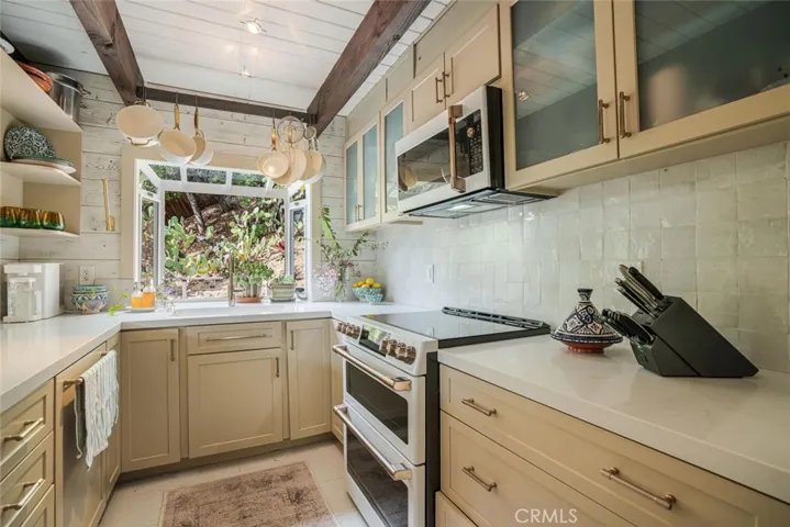 21330 Encina Road, Topanga, California 90290