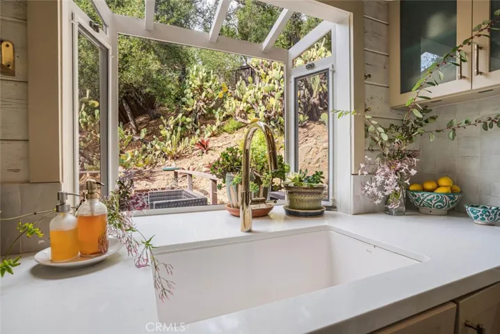 21330 Encina Road, Topanga, California 90290