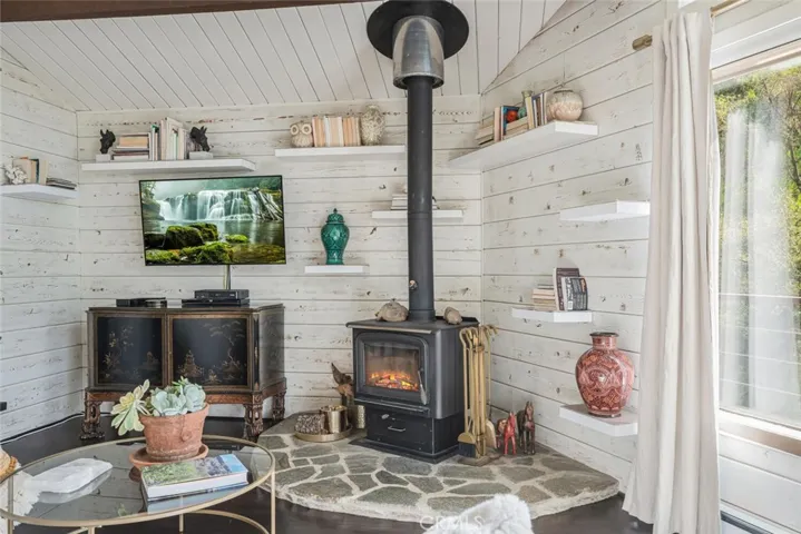 21330 Encina Road, Topanga, California 90290