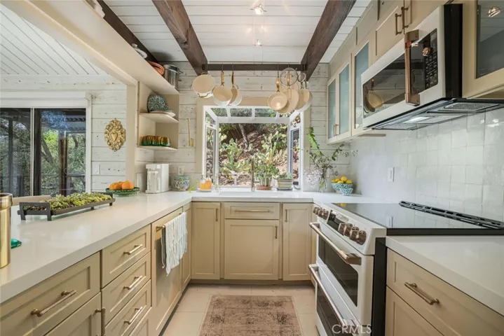 21330 Encina Road, Topanga, California 90290