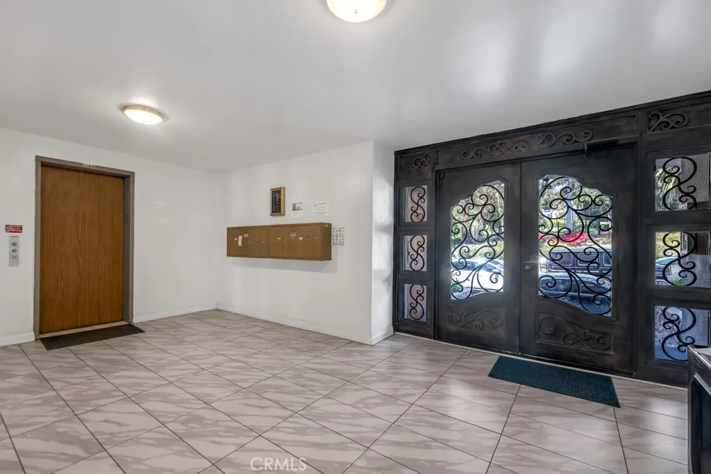 3284 Barham Boulevard 201, Los Angeles, California 90068 home-pic-6