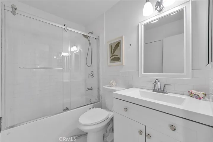 Upstairs Bathroom 1033 W Lamark Lane, Anaheim, CA 92802