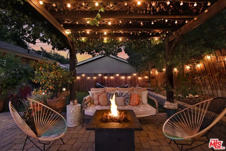 22236 Archwood Street, Woodland Hills, California 91303