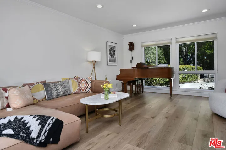22236 Archwood Street, Woodland Hills, California 91303