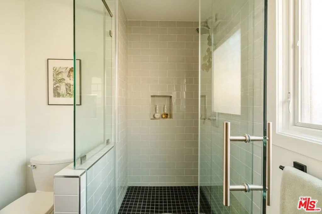 2832 Hollyridge Drive, Los Angeles, California 90068 home-pic-15