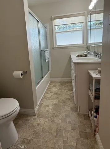 Bathroom with double sinks and tub&shower
