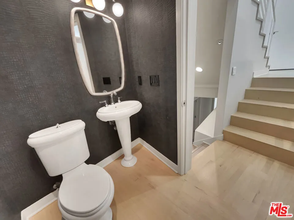 13424 Contour Drive, Sherman Oaks, California 91423 home-pic-27