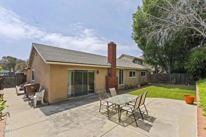 Rear yard perfect for entertaining