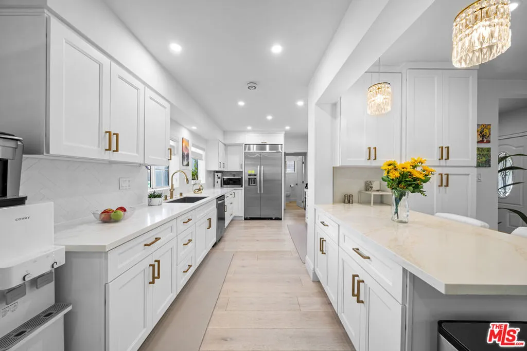 858 Westchester Place, Los Angeles, California 90005 home-pic-12