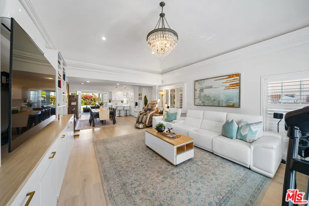 858 Westchester Place, Los Angeles, California 90005 home-pic-3