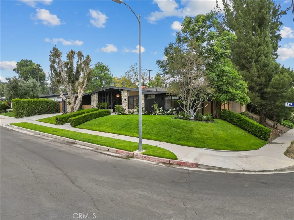 24201 Caris Street, Woodland Hills, California 91367 home-pic-44
