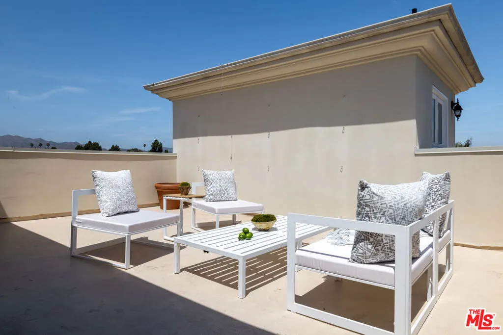 718 Lincoln Boulevard 2, Santa Monica, California 90402 home-pic-37