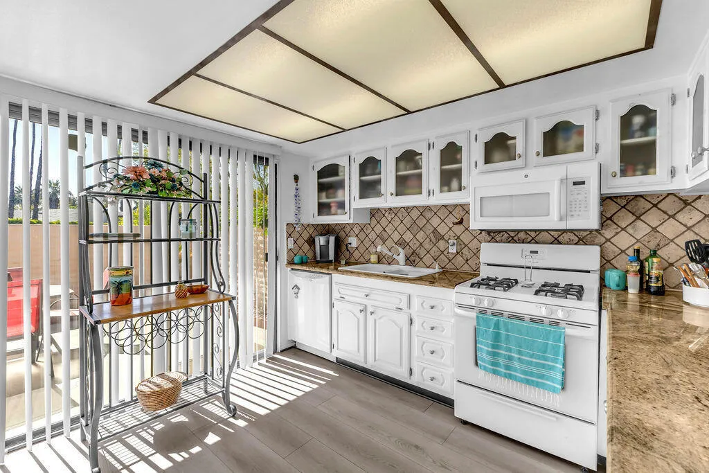 2428 Los Coyotes Drive, Palm Springs, California 92264 home-pic-9