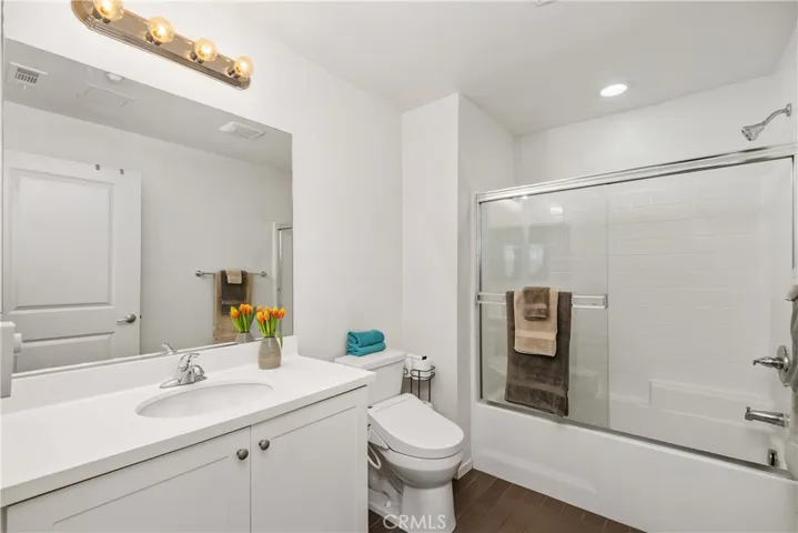 Hallway full bath