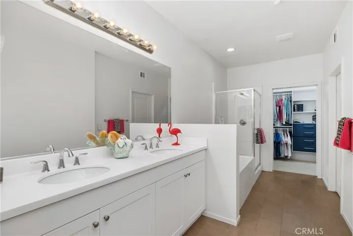 Primary bath with dual sinks