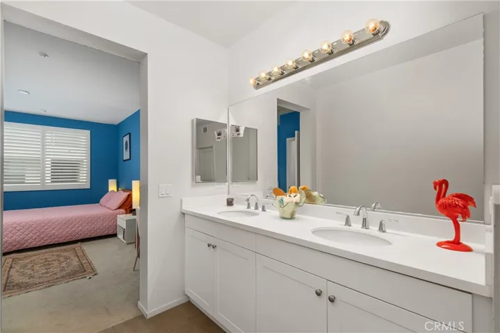 primary bath to bedroom
