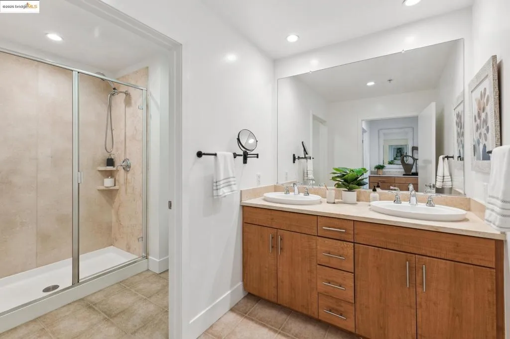 438 W Grand Ave 420, Oakland, California 94612 home-pic-32