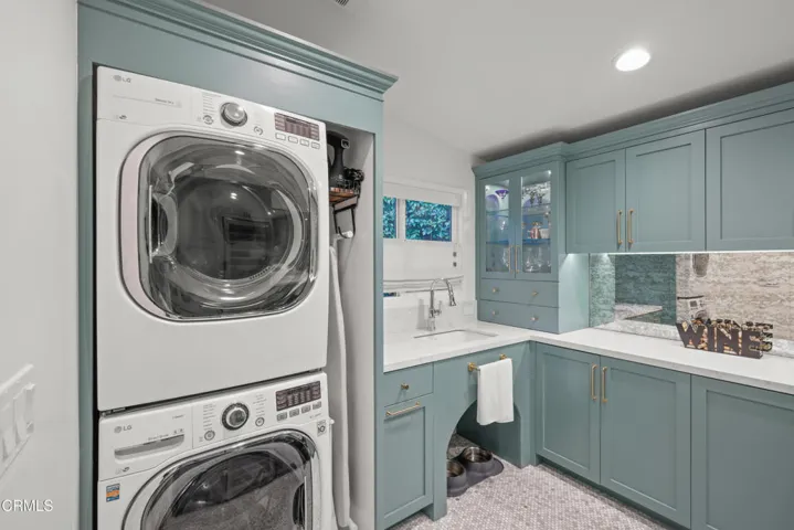 Butler's Pantry / Laundry