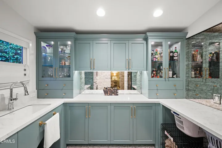 Butler's Pantry / Laundry