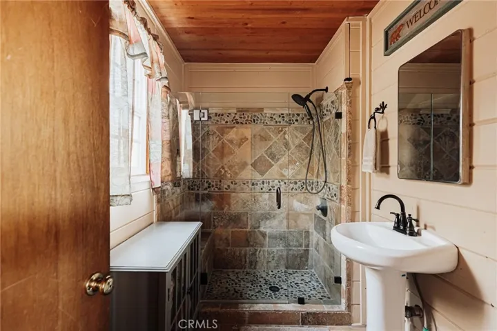 879 Orange Avenue, Sugarloaf, California 92386