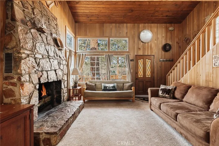 879 Orange Avenue, Sugarloaf, California 92386