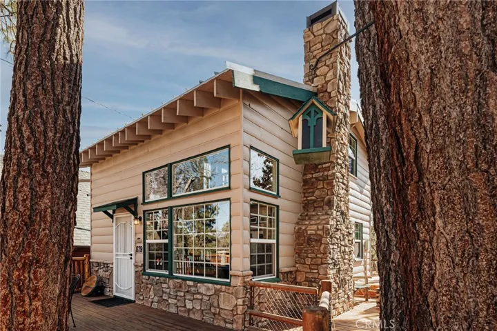 879 Orange Avenue, Sugarloaf, California 92386